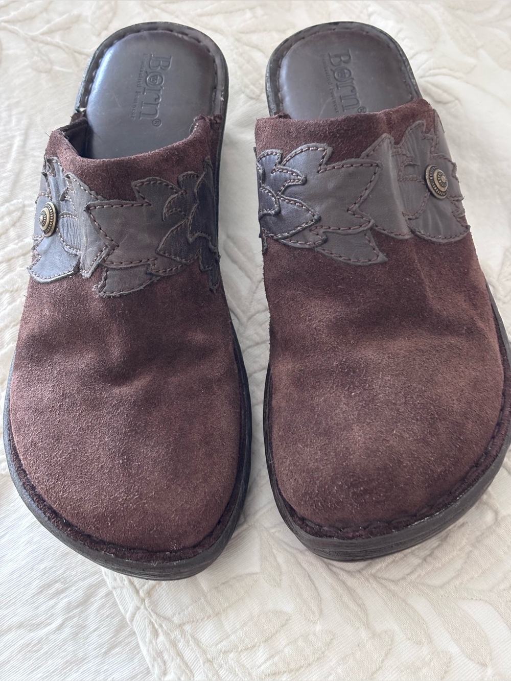 NWOT Born Pittini Clog size 8 brown suede with leather leaf design